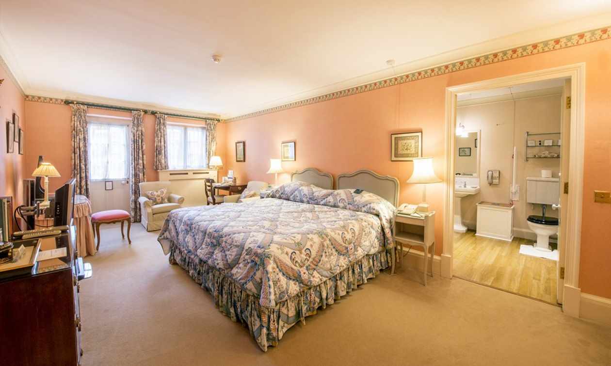 Classic double bedroom in Hartwell House