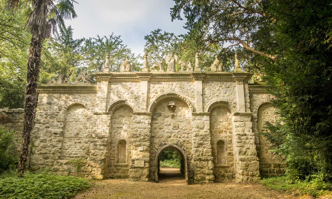 Triumphal Arch on Hartwell House estate